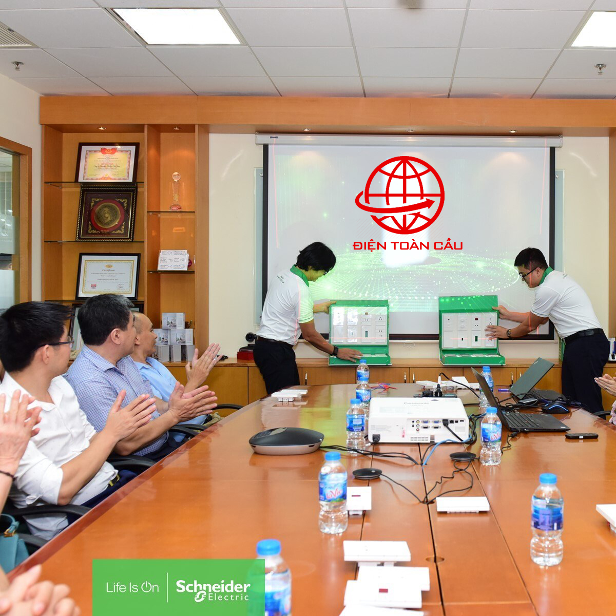 Bán công tắc ổ cắm thiết bị điện cao cấp