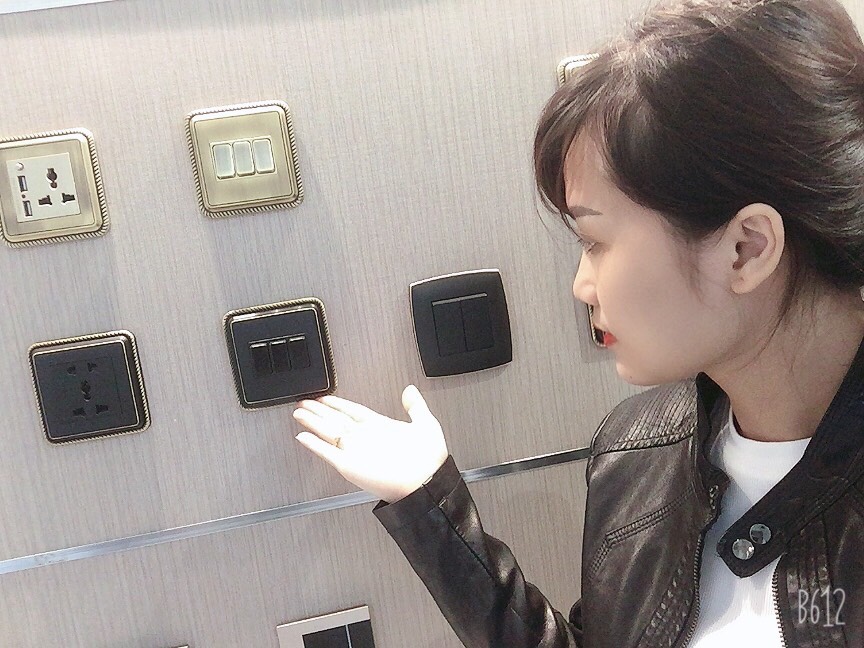 công tắc ổ cắm vuông