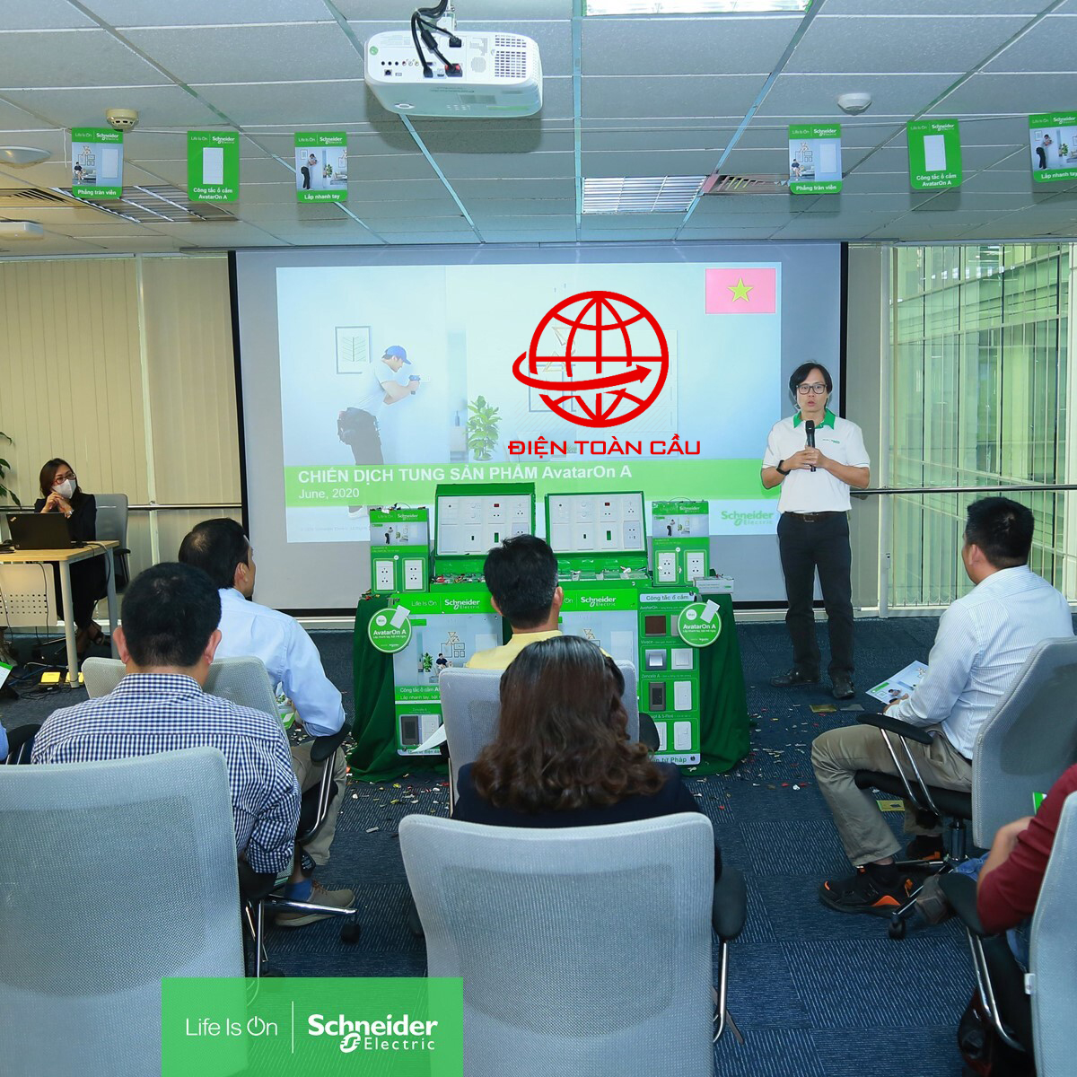 dao-tao-hang-schneider-cho-dien-toan-cau-1 nhà phân phối chính thức thiết bị điện schneider