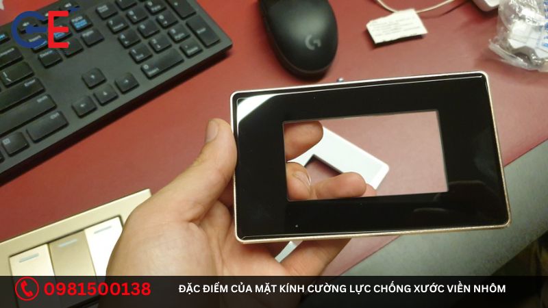 Đặc điểm của mặt kính cường lực chống xước viền nhôm